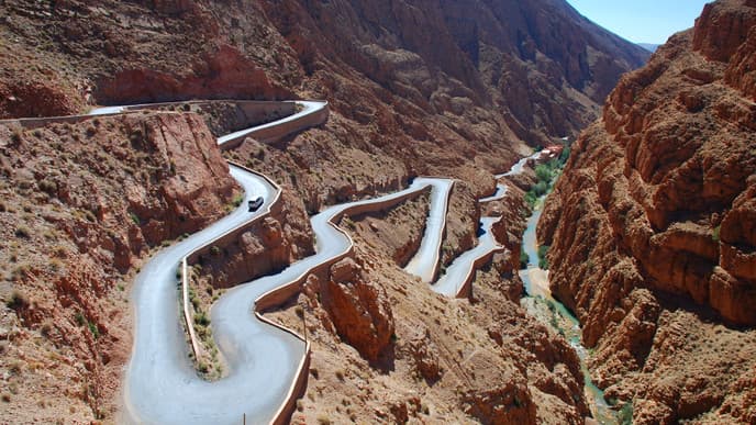 Felsformationen und Schluchten entlang des Hohen Atlas