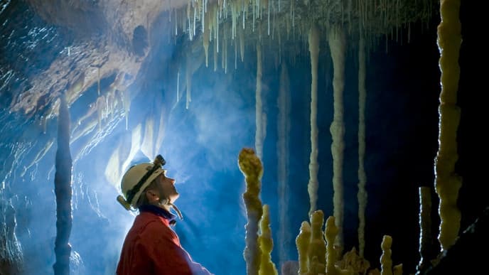 Abenteuerliches Trekking durch Höhlen