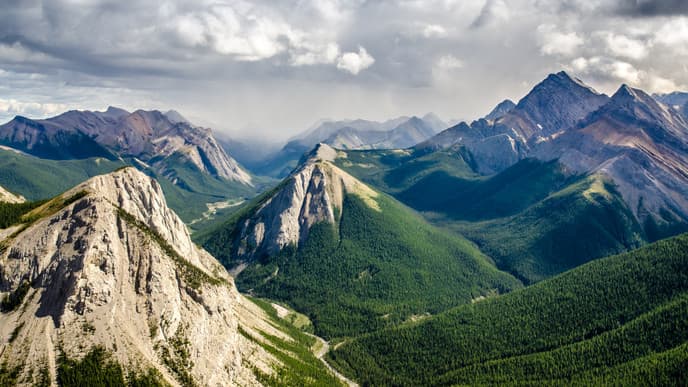 Hiking the Maligne Valley