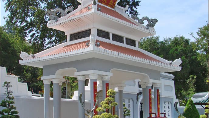 Stadttour Hanoi & Flug nach Hue