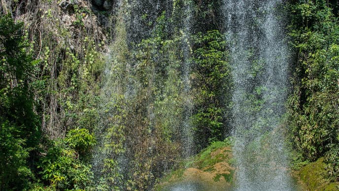 Erfrischendes Bad in den Bergen nehmen