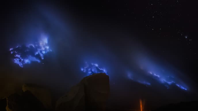 Blaue Flammen im Schlund des Ijen Vulkans