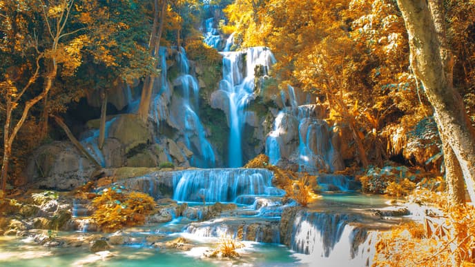 Admire the beauty of Khuang Si Waterfalls