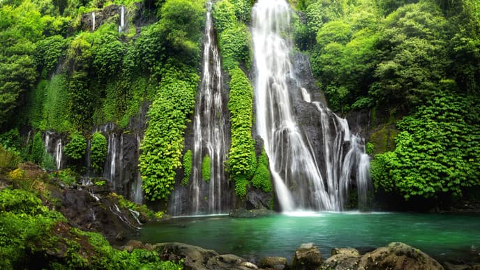 Kühlender Wasserfall, idyllische Reisterrassen und ein mehrstöckiger Tempel