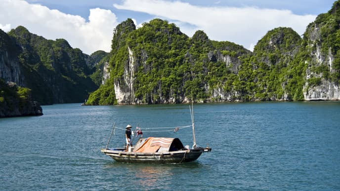 Schifffahrt durch die Halong Bucht